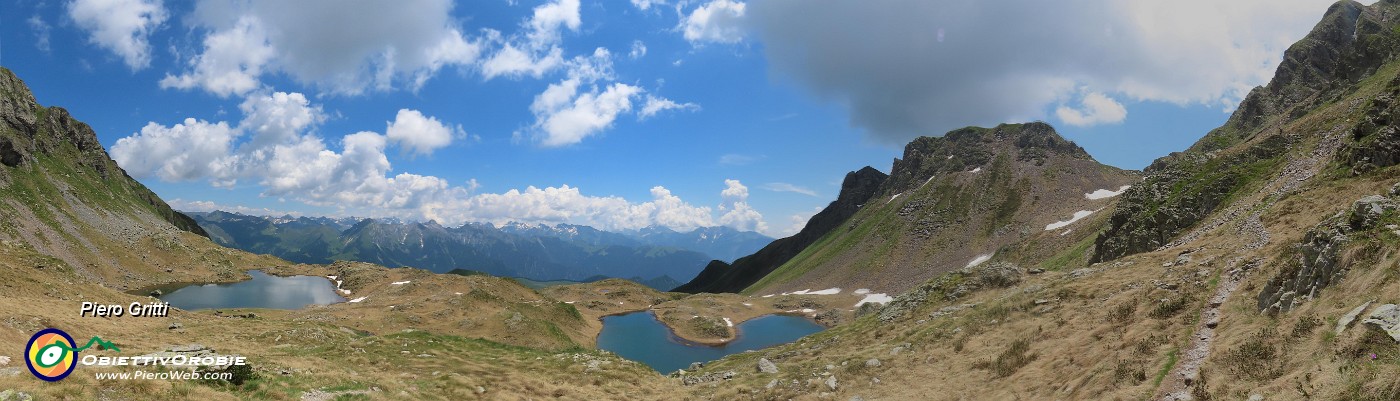 66 Vista panoramica sui Laghi di Ponteranica salendo alla Bocchetta Triomen.jpg